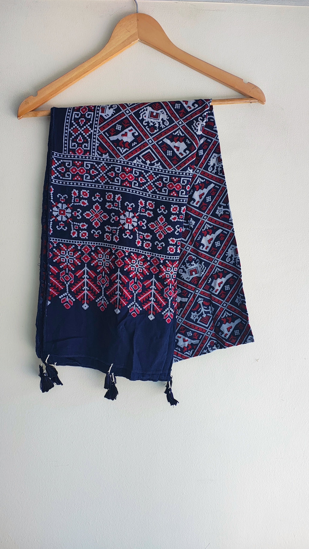 Navy blue Ajrakh printed cotton stole ISAK16-06C — indigo base with intricate cream and red motifs — Indiascarves