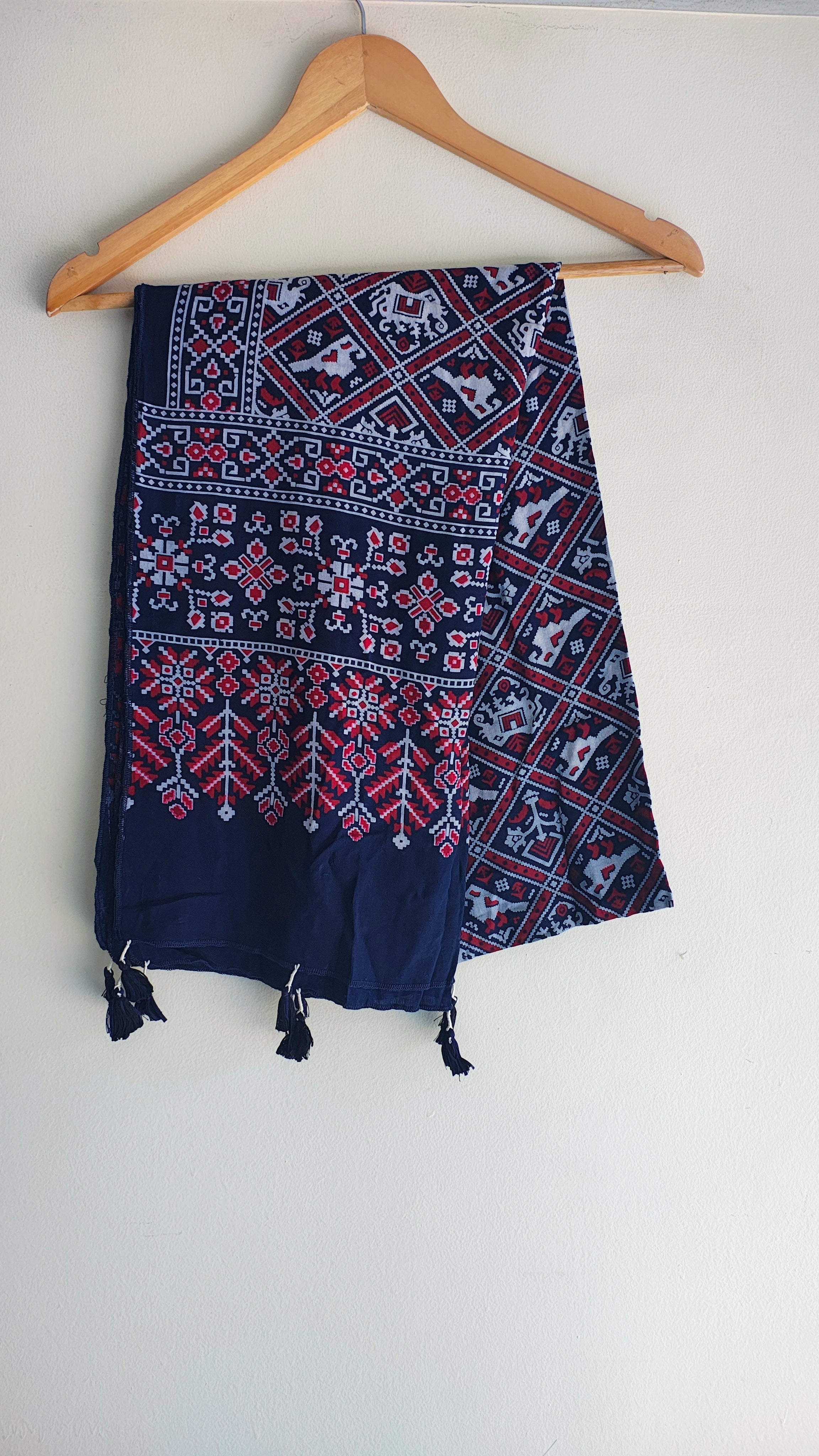 Navy blue Ajrakh printed cotton stole ISAK16-06C — indigo base with intricate cream and red motifs — Indiascarves