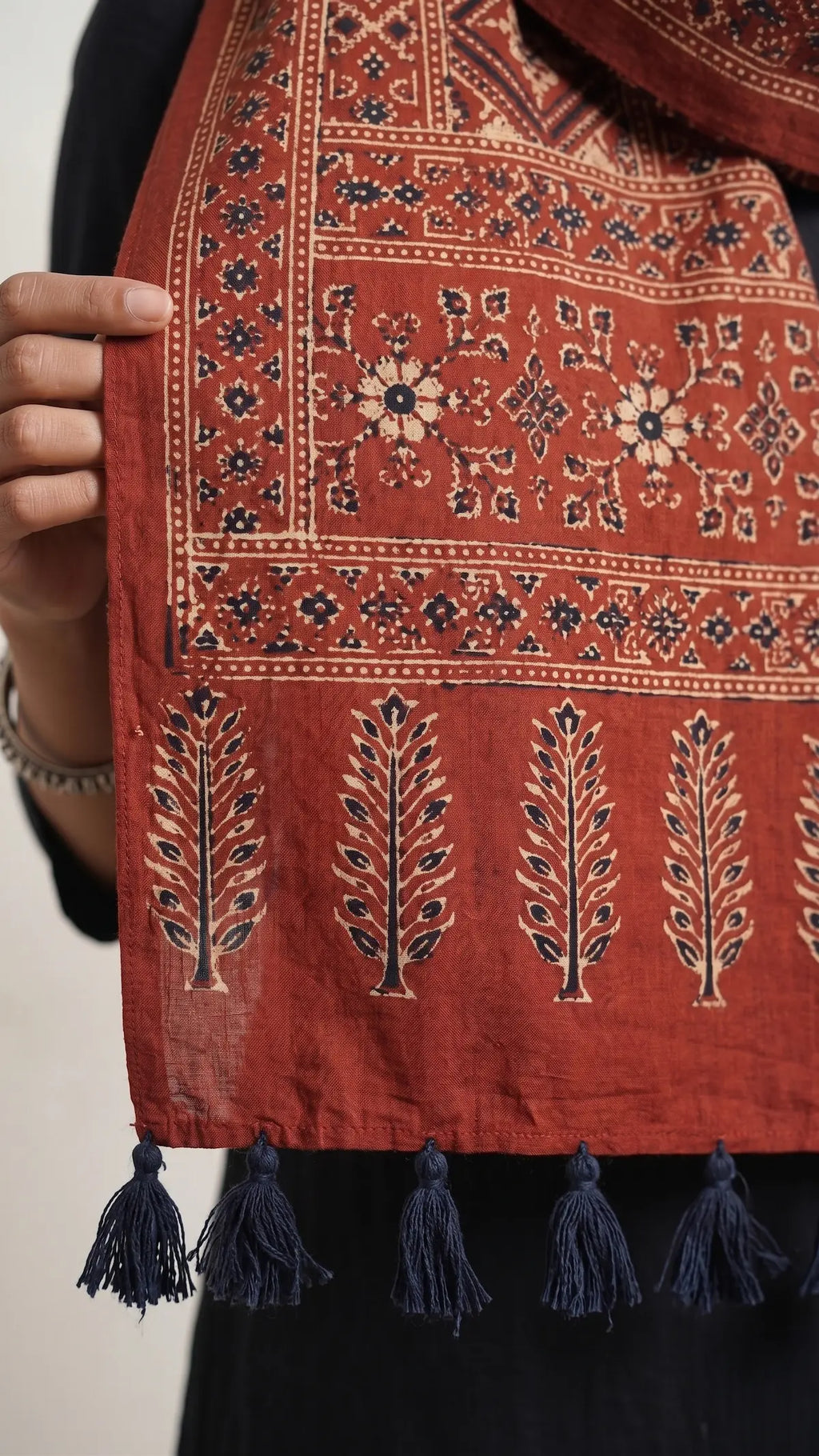 Maroon Ajrakh cotton stole ISAK16-06E worn by model — Kutch hand block print ethnic scarf — Indiascarves