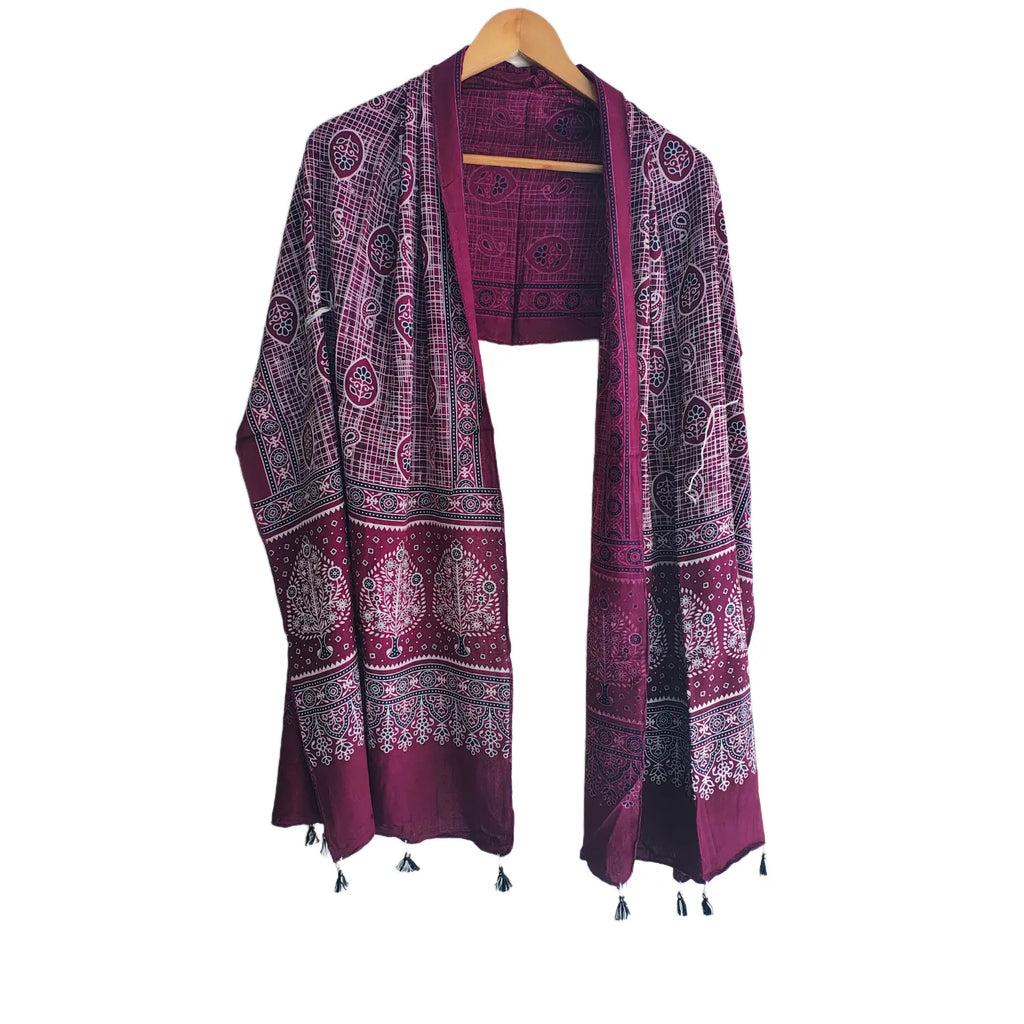 Maroon Ajrakh cotton stole ISAK16-09D worn by model — Kutch hand block print ethnic scarf — Indiascarves